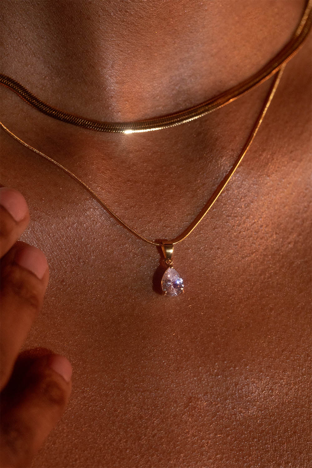 Sleek Teardrop Layer Necklace - Image 6